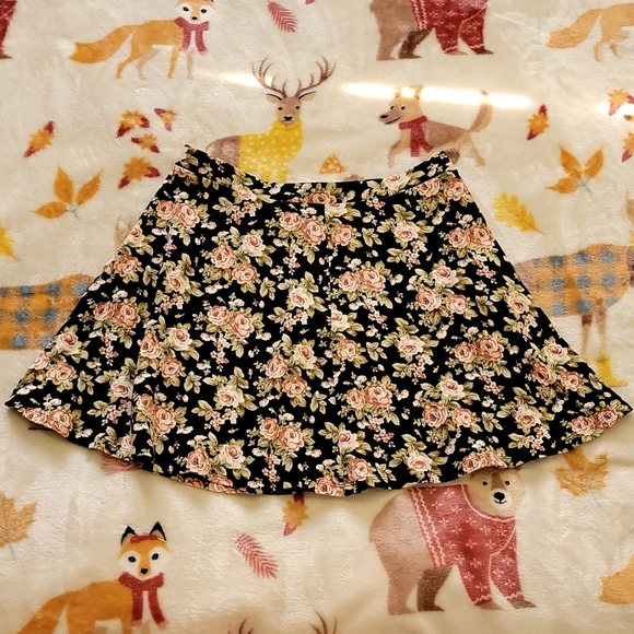 🖤 FLORAL VINTAGE GORGEOUS SAGE CREAM BEIGE TAN BROWN ROSE GRAPHIC SHORT SKIRT - Picture 1 of 5